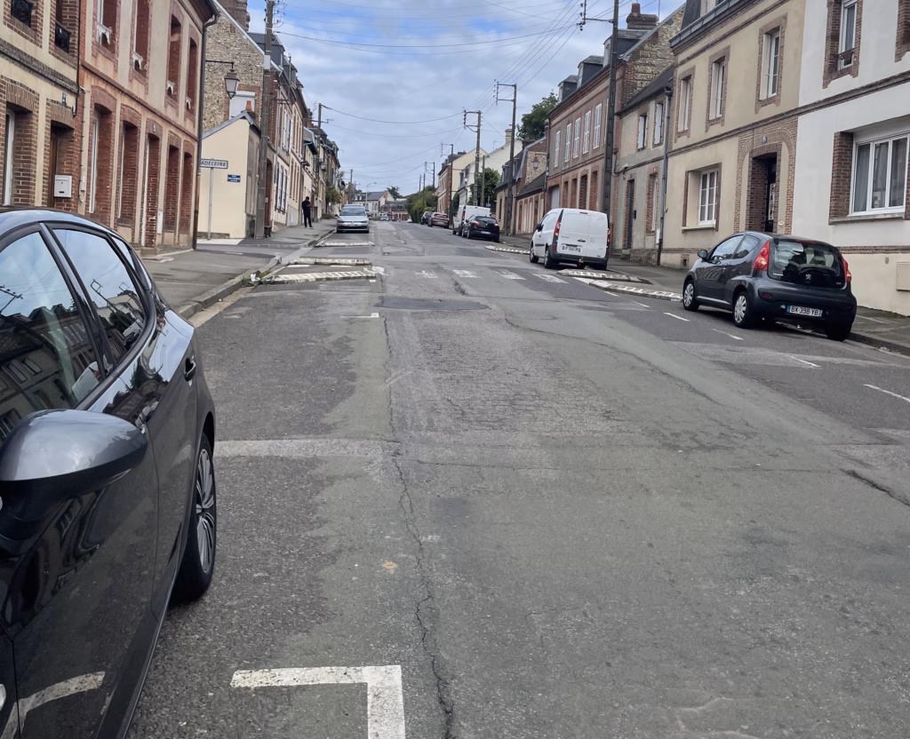 Voirie urbaine vieillissante avec dégradations diffuses nécessitant une maintenance routière préventive