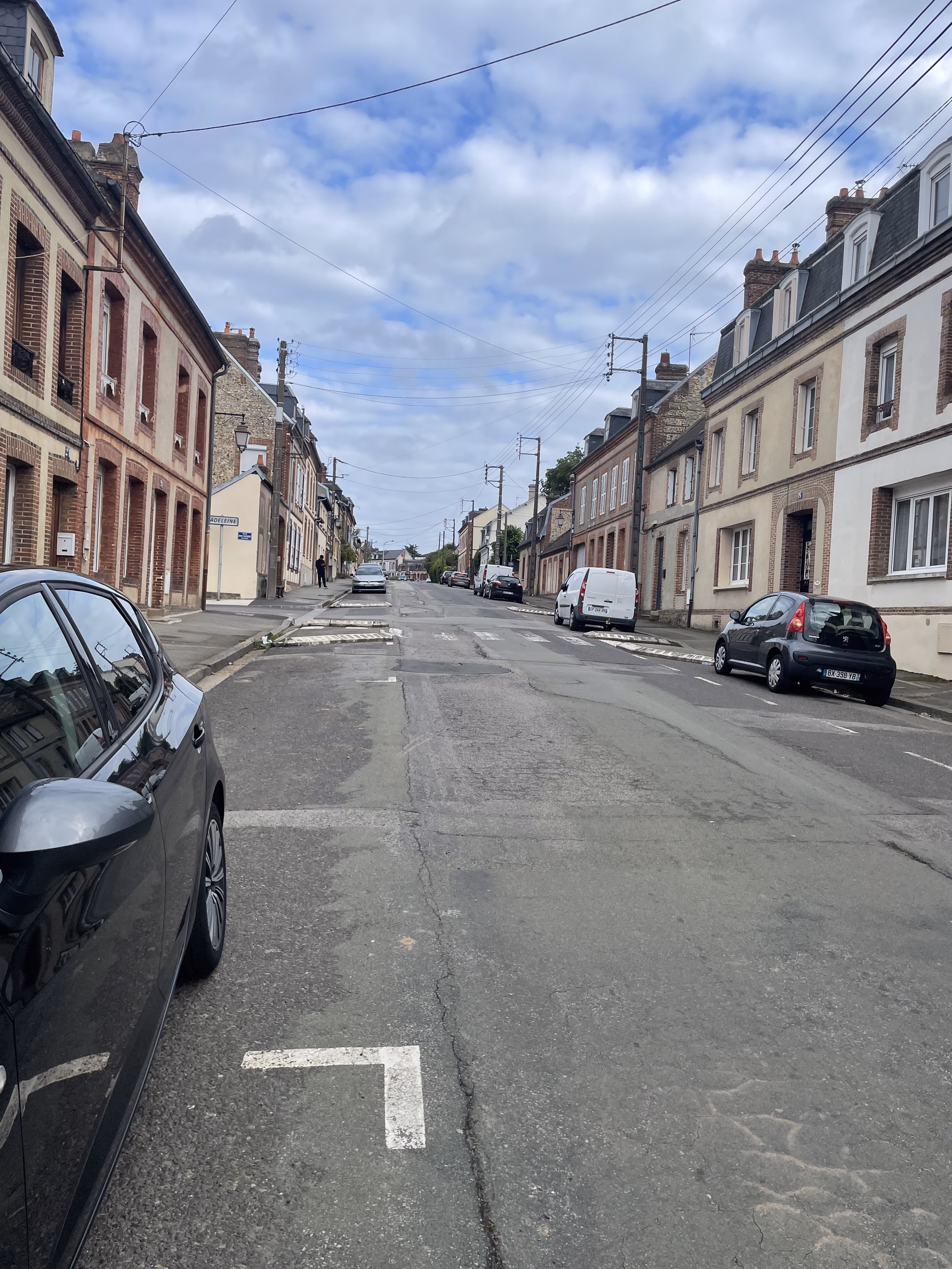 Voirie urbaine vieillissante avec dégradations diffuses nécessitant une maintenance routière préventive